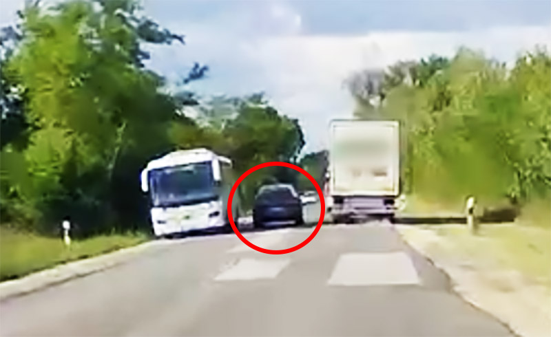 A Volánbuszt is leparancsolta az útról a BMW sofőrje