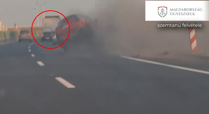 VIDEÓ: Felborította autójával a Vitarást az M1-esen, majd egész egyszerűen továbbhajtott – Vádat emeltek a nő ellen