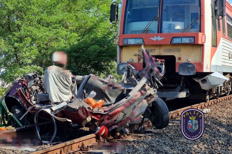 Hét ember vesztette életét, miután személyautó hajtott vonat elé Kunfehértó térségében