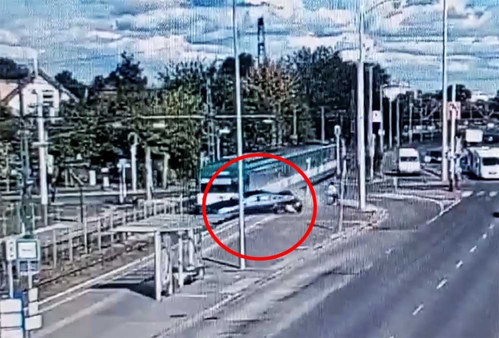 VIDEÓ: 25 méteren keresztül tolta maga előtt a HÉV az autót