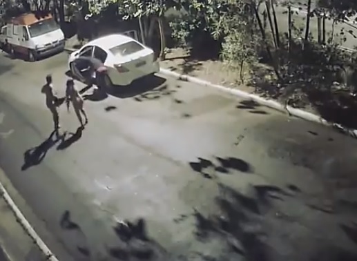 VIDEÓ: A hátsó ülésen szerzett egymásnak örömet egy pár, amikor 3 férfi elrabolta az autót