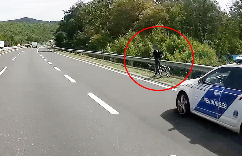 A rendőröknek kellett lekísérni egy biciklist az M1-ről