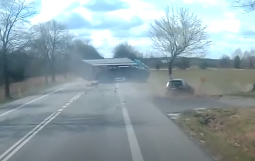 VIDEÓ: Nem látta!? – Nyílegyenesen nekihajtott oldalról a kamionnak az autós