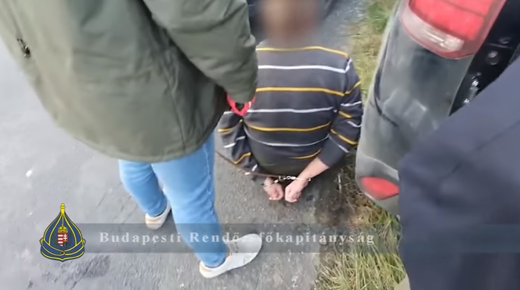 VIDEÓ: Vádat emeltek az autóval a menekülő drogdíler ellen, aki szándékosan elsodort autójával egy rendőrt