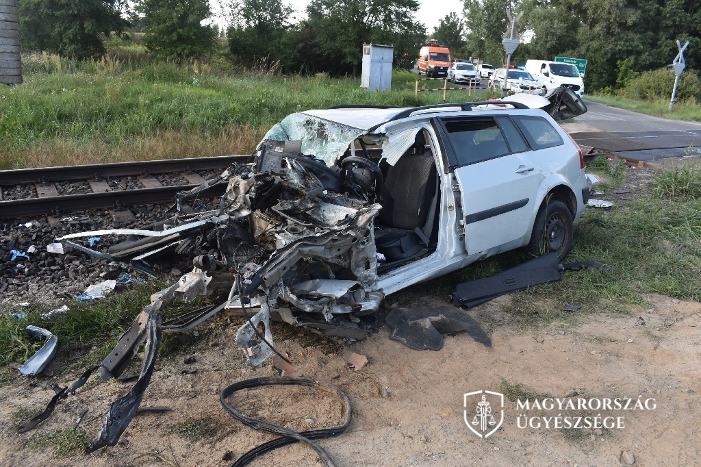 FOTÓK: Családja is az autóban ült, mégis a sínekre hajtott a TILOS jelzés ellenére – Az egyik utas életét vesztette a vonatbalesetben