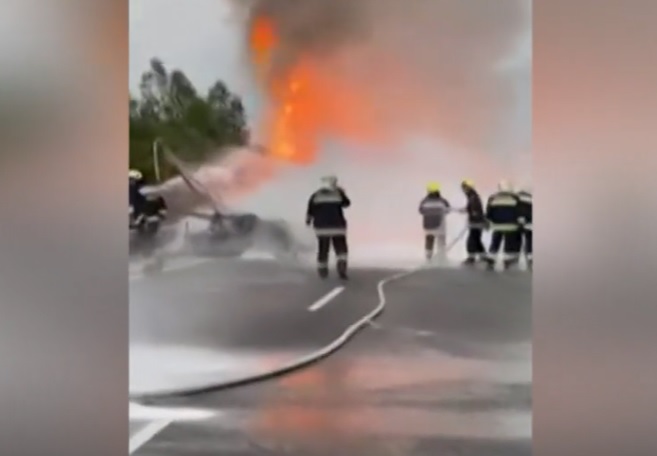 VIDEÓ: Óriási lángokkal égett porig egy kamion Tolna közelében