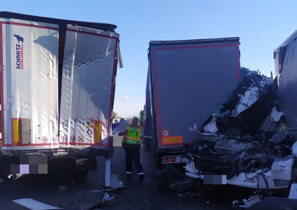 FOTÓK: Nem tartott megfelelő követési távot, ezért rohant bele az előtte haladóba az ukrán kamionos az M1-esen