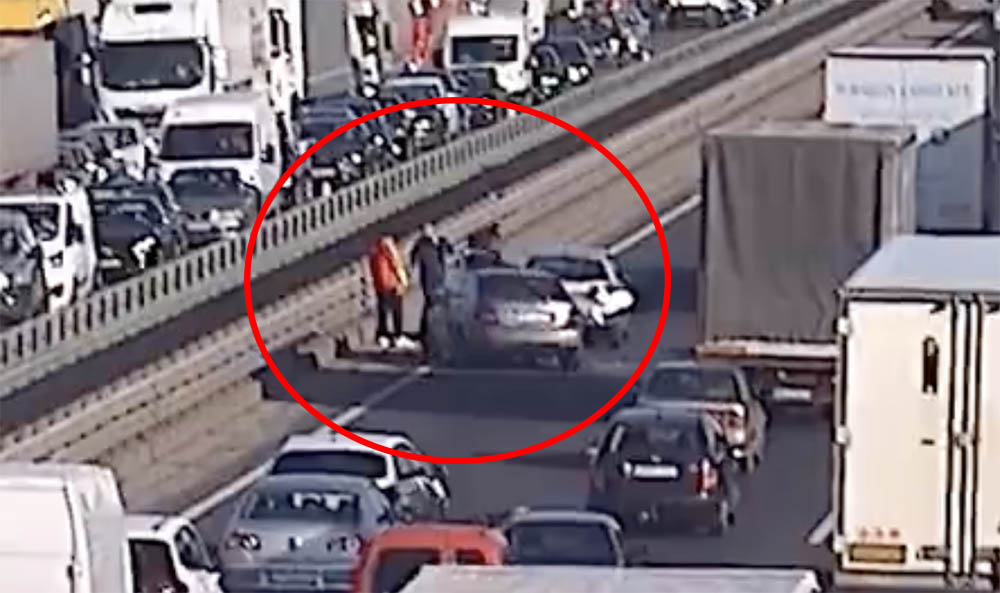 VIDEÓ: Belerobbant az M0-son egy lassító autóba