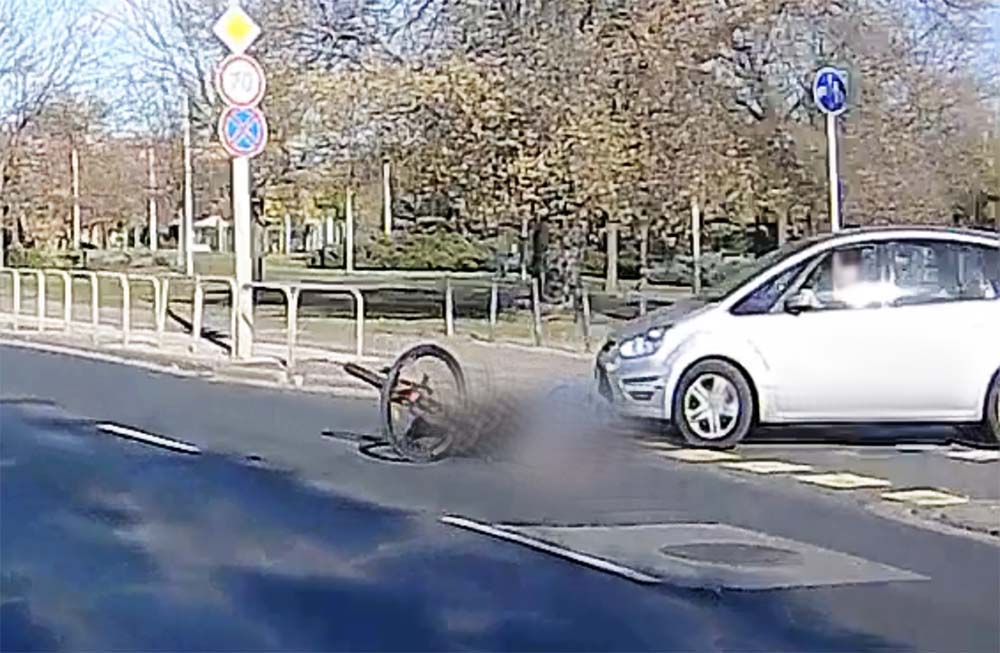 Videón, ahogy elcsapja a kerékpárost egy szabálytalan autós a Szentendrei úton