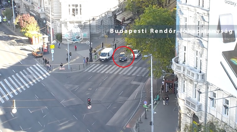 VIDEÓ: Forgalmas budapesti csomópont felett vetették be a drónt a rendőrök a szabályszegők kiszűrésére
