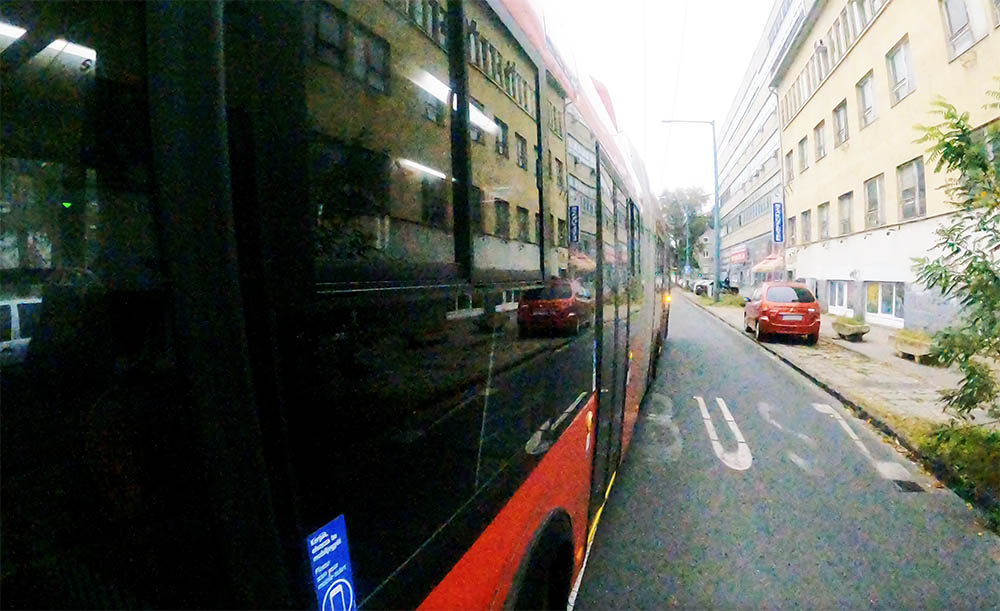 Ez nagyon közel volt! Tanulságos videó, a buszsáv – kerékpár szabályokat nem ismerőknek