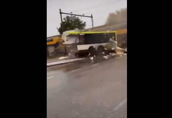 VIDEÓ: Síneken ragadt autóbuszt tarolt le egy vonat