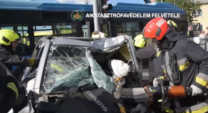 VIDEÓ: Még kómában van, ezért nem tudják kihallgatni a férfit, aki terepjárójával durva buszbalesetet okozott az Üllői úton