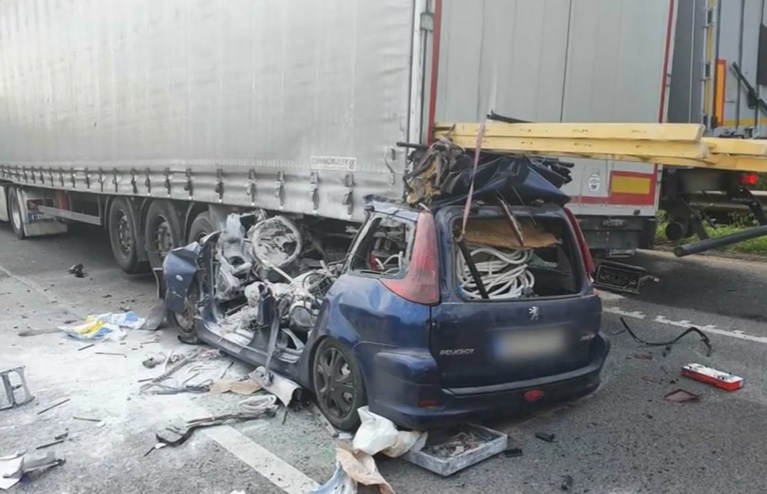 VIDEÓ: Nagy sebességgel, fékezés nélkül rohant a torlódás miatt álló kamionnak egy autós az M1-esen