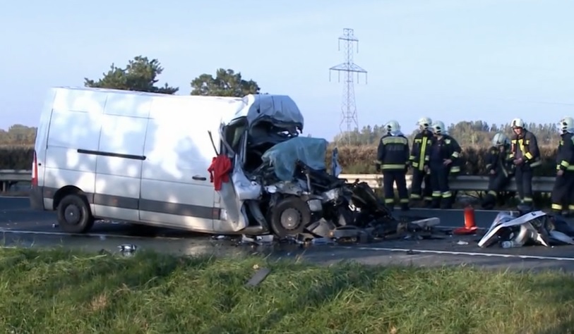 VIDEÓ: Fékezés nélkül hajtott egy kamionnak egy kisteherautós az M1-esen – A sofőr életét vesztette