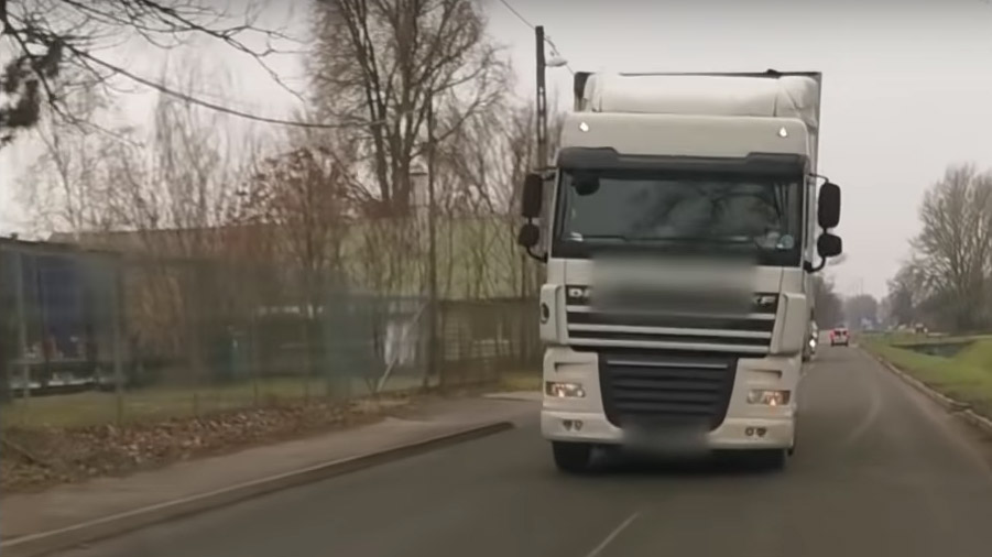 Ráhúzta a kormányt egy szembejövő budapesti autósra a kamionos