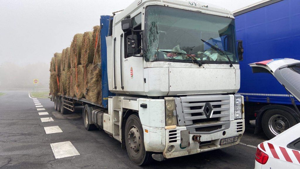 FOTÓK: Az M7-esen csíptek nyakon egy kamionost, volt vele gond bőven