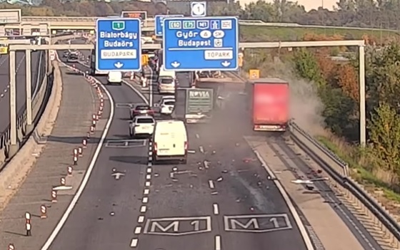 Videón, ahogy lassítás nélkül rongyol bele az álló sorba egy teherautós az M0-son