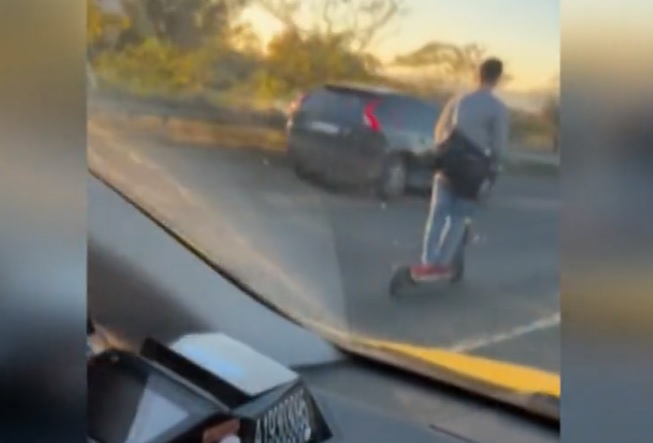 VIDEÓ: Az M5-ös autópályán rollerezett az autók közt egy férfi