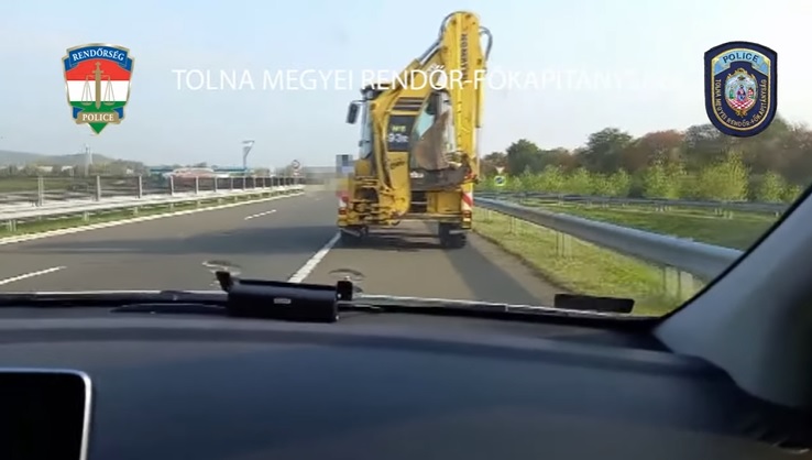Videón, ahogy rendőrök kísérnek le egy eltévedt munkagépet az M6-os autópályáról