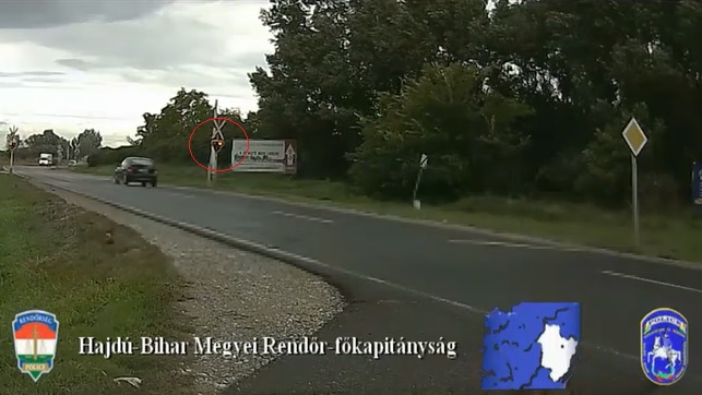 VIDEÓ: Nem érdekelte, TILOS jelzés ellenére hajtott a vasúti átjáróba az autós