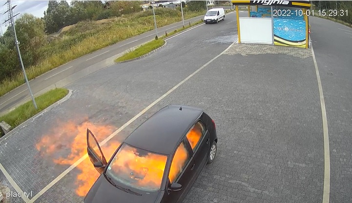 VIDEÓ: Az autóját takarította, de berobbant az utastér – Mutatjuk, hol hibázott