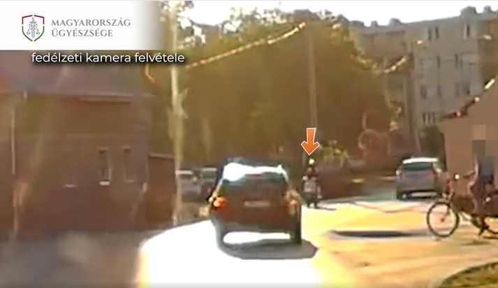 VIDEÓ: Elvakított a nap – kanyarodás közben ütött el egy robogóst az autós