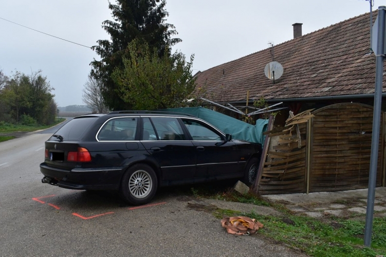 Eltiltás hatálya alatt, forgalomból kivont, biztosítás nélküli autóval rongyolt be egy ház kerítésén