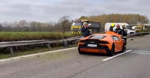 VIDEÓ: Luxus sportautókkal versenyeztek és okoztak komoly balesetet az M5-ösön