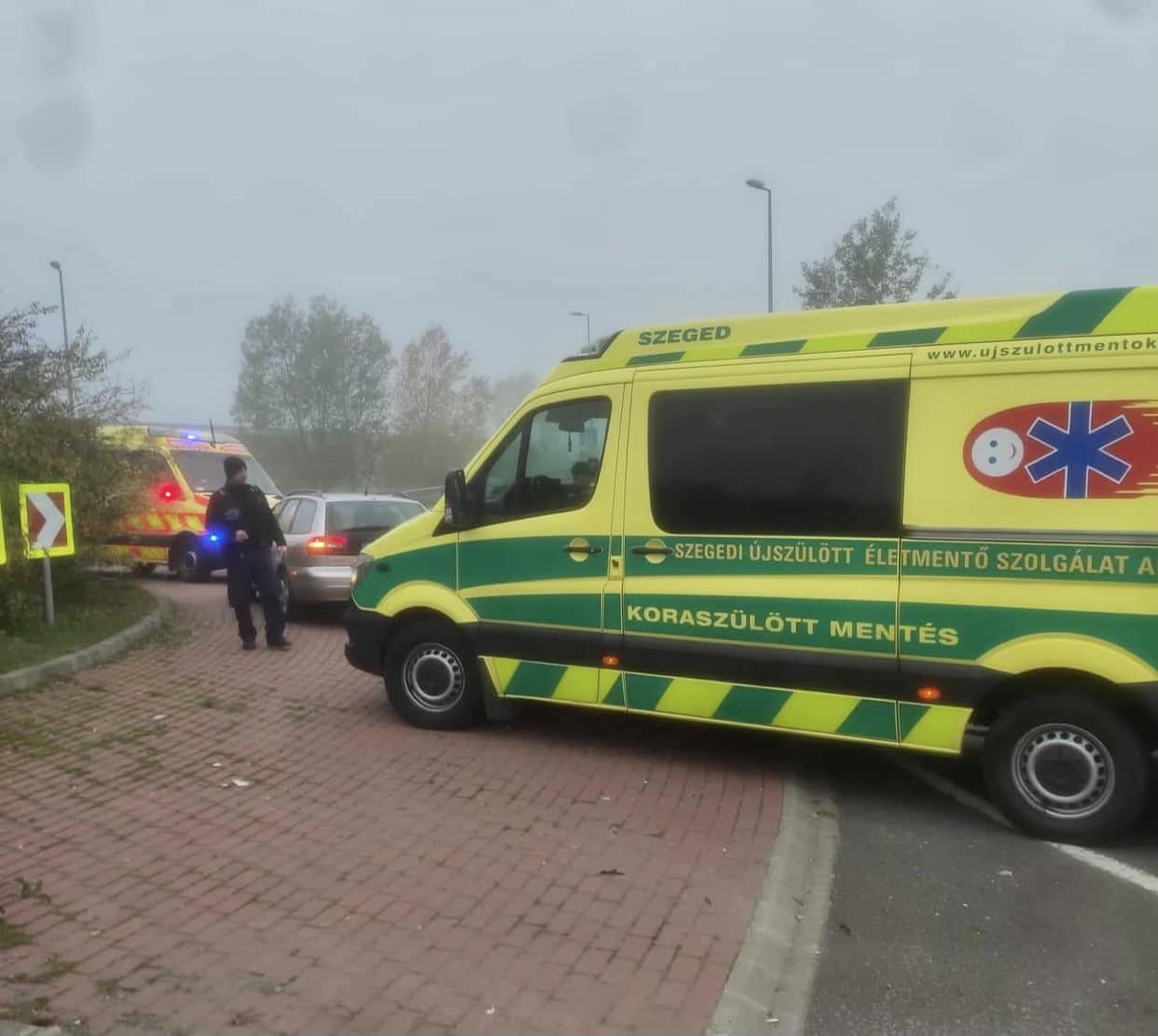 Autójában egy körforgalomban szülte meg gyermekét az anya