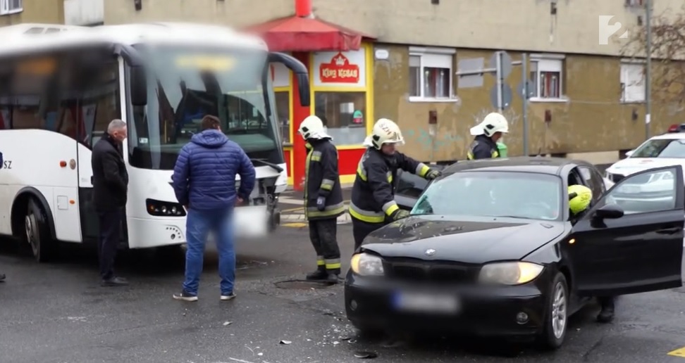 VIDEÓ: Ketten mesérültek, miután busz és autós ütközött egy kereszteződésben