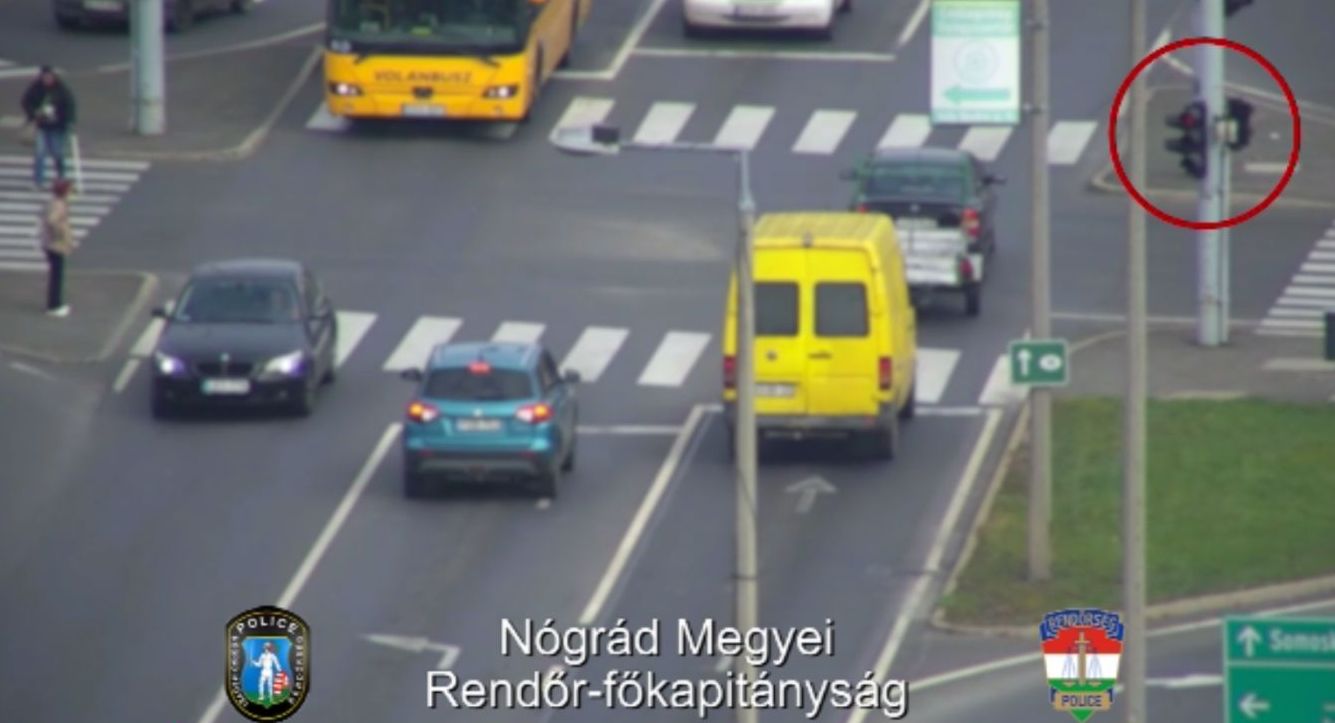 VIDEÓ: Drónos ellenőrzés – A STOP táblára és a piros jelzésre is tesznek magasról ezek a járművezetők