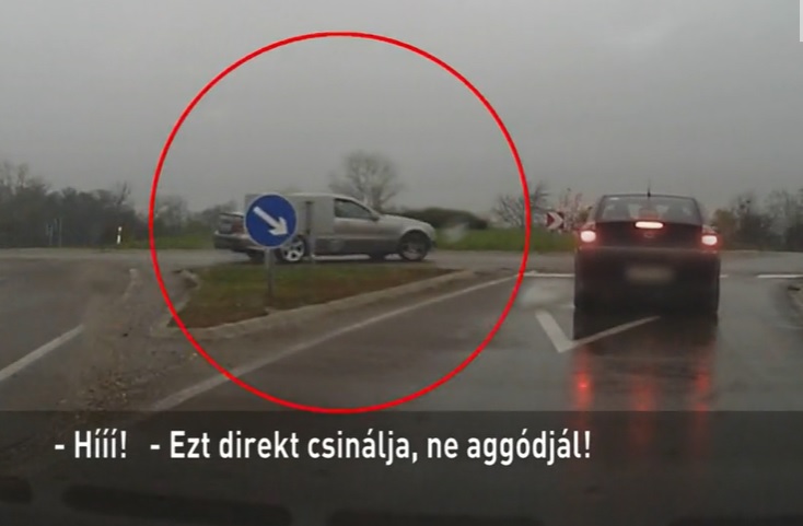 VIDEÓ: Drifteléssel tartotta fel az autósokat egy mercis az egyik körforgalomban