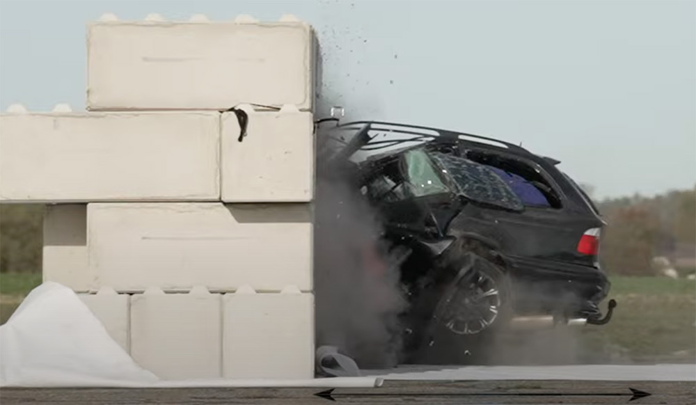 VIDEÓ: 150-nel a falnak csapták a BMW-t. Ez maradt belőle