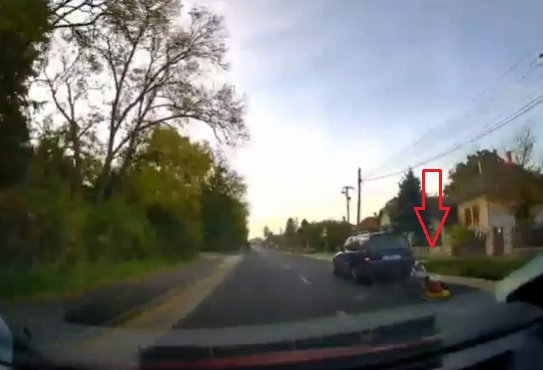 VIDEÓ: Az autóba nem fért be, ezért a kocsi mögé kötötte a fűnyírót és húzta maga után