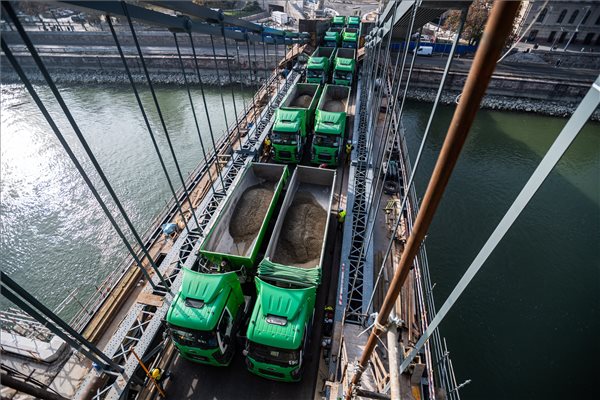 FOTÓK: Huszonnégy, egyenként 20 tonnás tehergépkocsival tesztelték a Lánchíd teherbírását szombaton