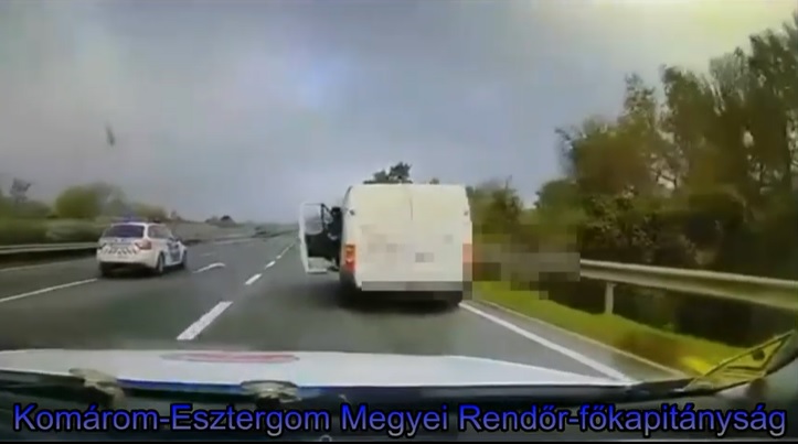 VIDEÓ: Mozgó autóból ugrott ki az M1-esen a rendőrök elől menekülő embercsempész