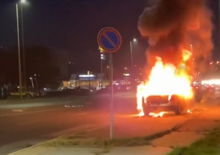 Videón, ahogy porig ég egy autó Pécs belvárosában