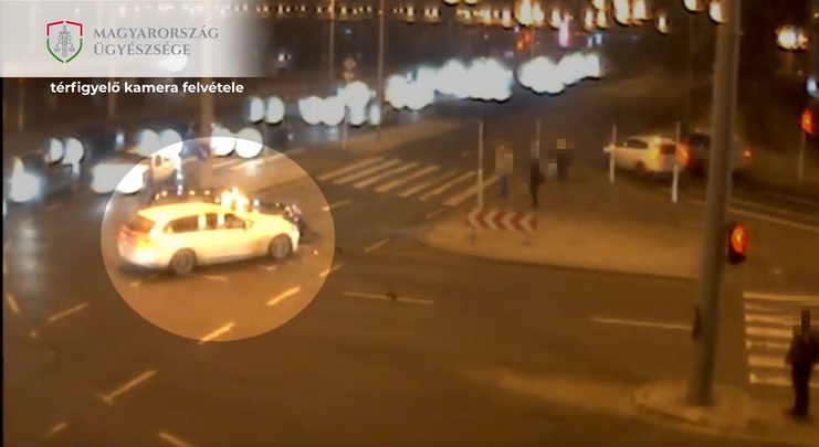 VIDEÓ: Elnézte a lámpát és balesetet okozott – Térfigyelő rögzítette az esetet