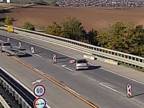 Videón, ahogy pillanatok alatt rombolják le az autósok a Közút által kihelyezett tereléseket