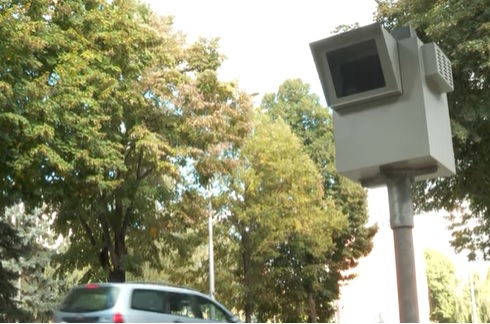 VIDEÓ: Trükkös sebességmérők jelentek meg az utak mentén