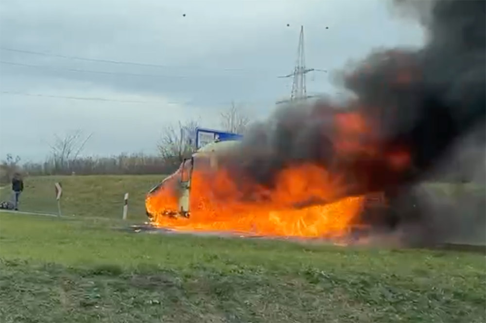 VIDEÓ: Így égett ki ma az M0-son egy furgon