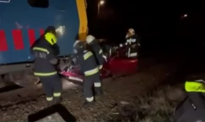 Videón, ahogy letarolja a síneken ragadt autót egy vonat Debrecenben