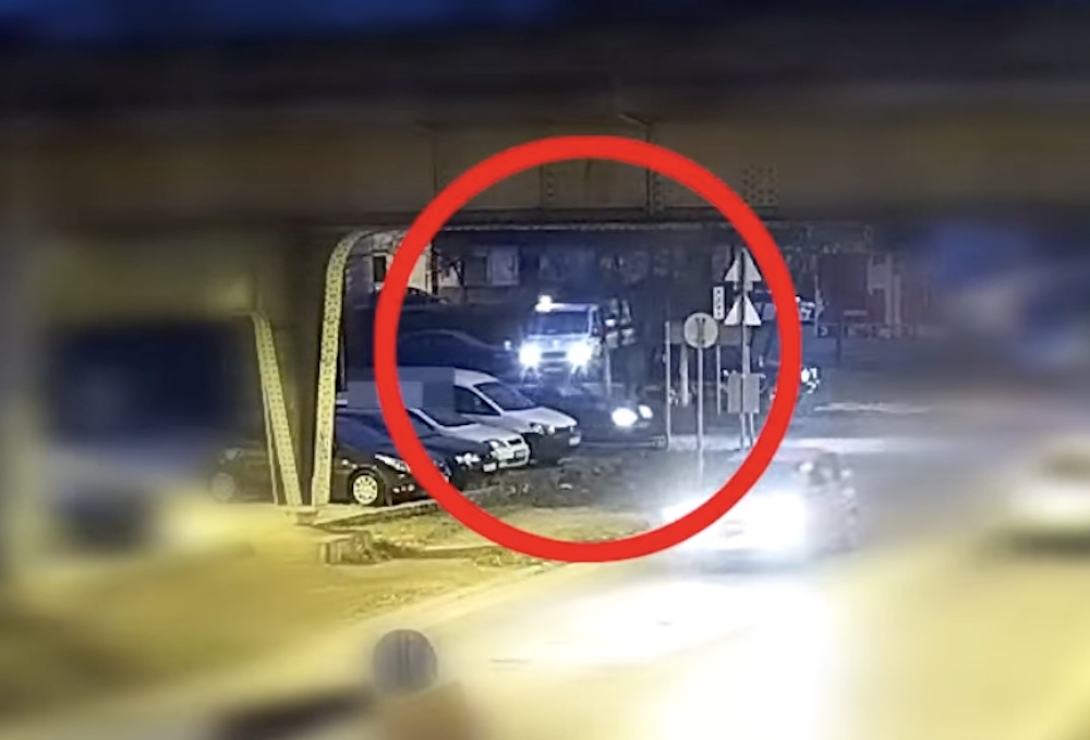 Videó: Kisteherautóval lopott autókat