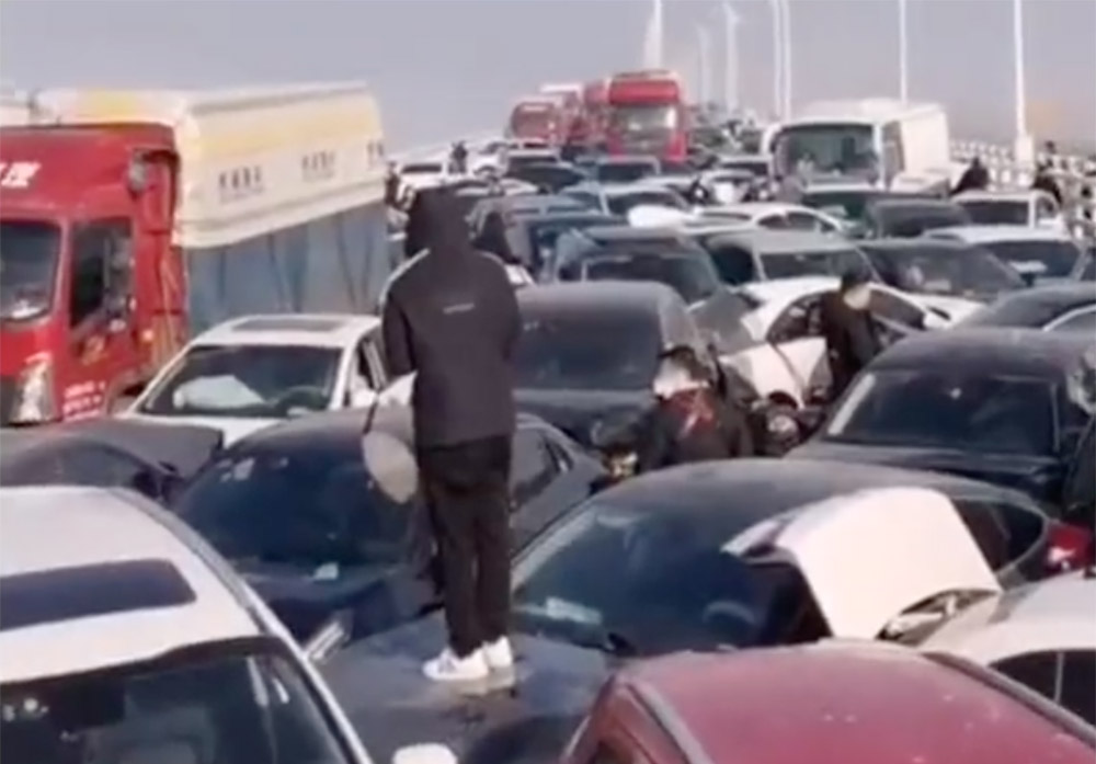 Elképesztő baleset: 200 autó ütközött egy hídon Kínában