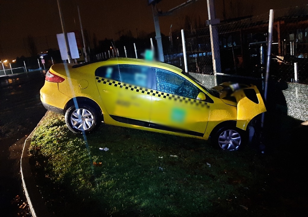 FOTÓK: A sofőr magára hagyta részeg utasát az autóban, aki átpattant a vezetőülésbe és rommá törte az autót