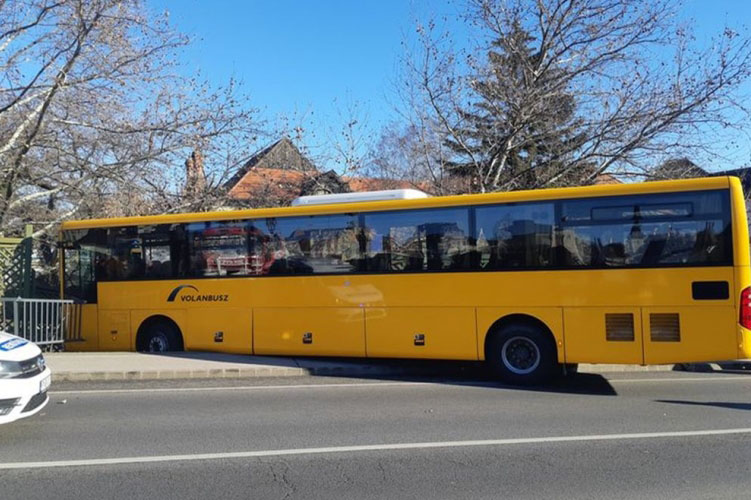 Buszbaleset Győrben: A buszsofőrt és az autó vezetőjét is kórházba szállították