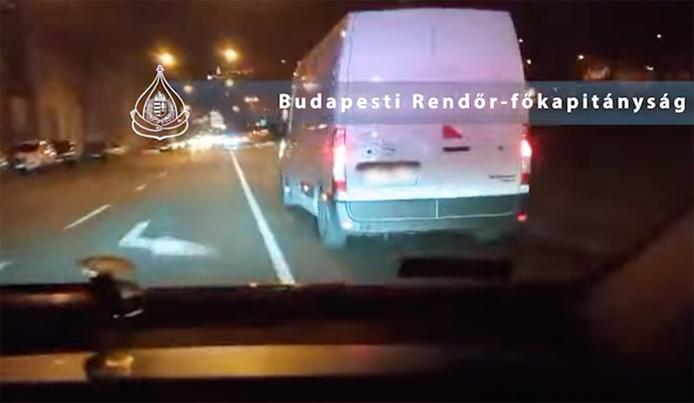Kamera rögzítette: Kilenc rendőrautó embercsempészt üldözött a Budakeszi úton