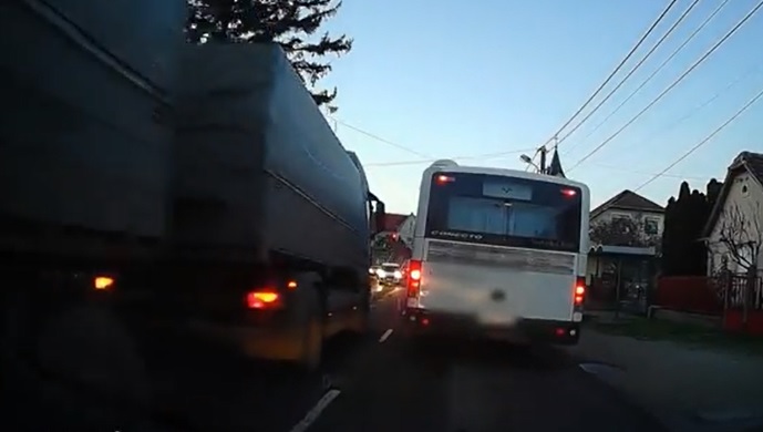 VIDEÓ: Nézd ezt a teherautóst, nem rajta múlt a szemből érkezők élete