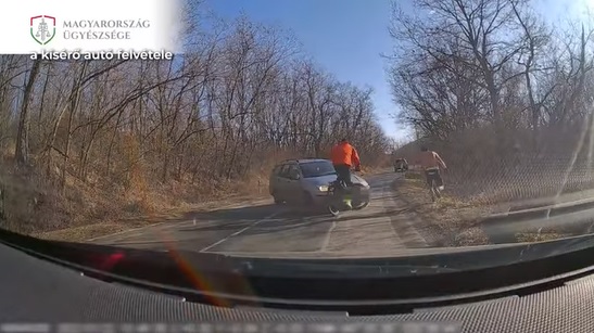 Videón, ahogy elgázolták a biciklist, aki egy világcsúcsra hajtó extrém futót kísért